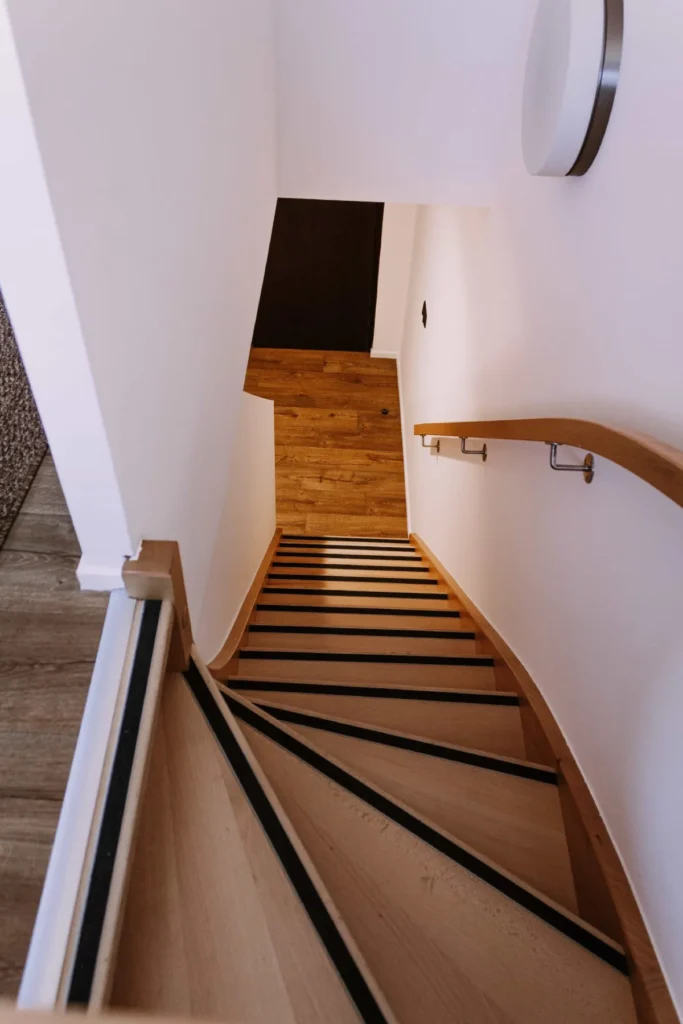 Escalier en bois de la chambre Famille 6 personnes du ClapClap Hôtel Strasbourg