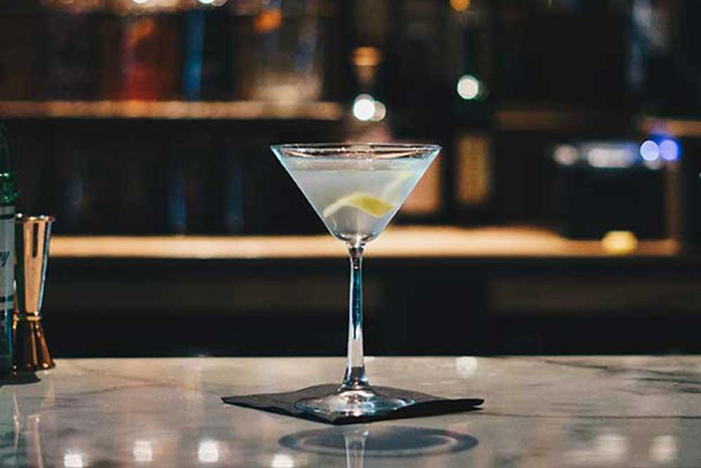 Cocktail martini au citron servi sur le bar du Clap Show à Strasbourg