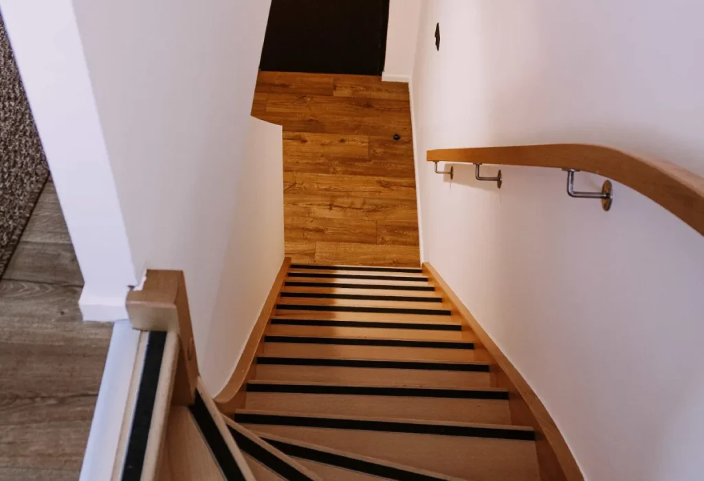 Escalier en bois de la chambre Famille 6 personnes du ClapClap Hôtel Strasbourg