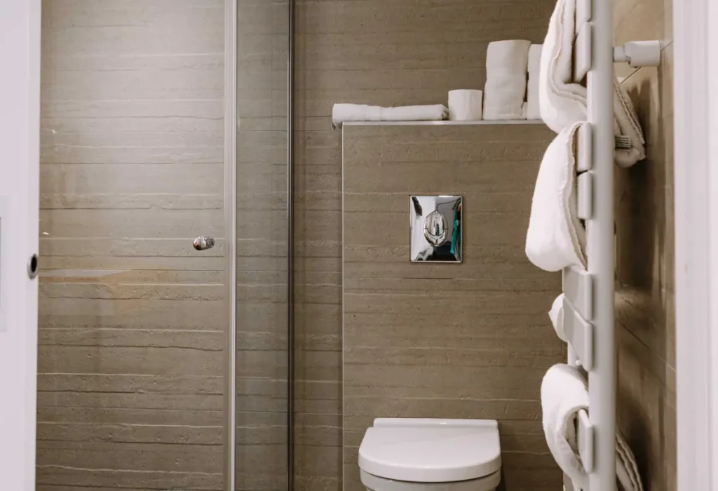 Salle de bain de la chambre Famille 6 personnes du ClapClap Hôtel Strasbourg avec douche vitrée, WC suspendu et sèche-serviettes