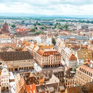 Luftaufnahme der Straßburger Altstadt mit orangefarbenen elsässischen Ziegeldächern